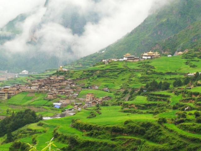 请问写一个旅游目的地市场营销的论文内容除了食住行游购娱方面还可以写些什么？