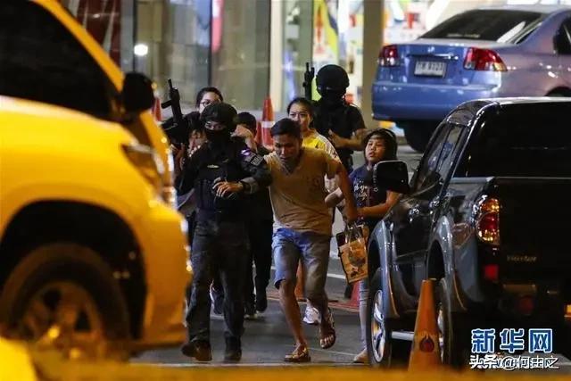 泰国发生大规模枪击案，凶手同时于社交媒体上直播，至少12人死亡，社交媒体对恐怖事件产生什么影响？